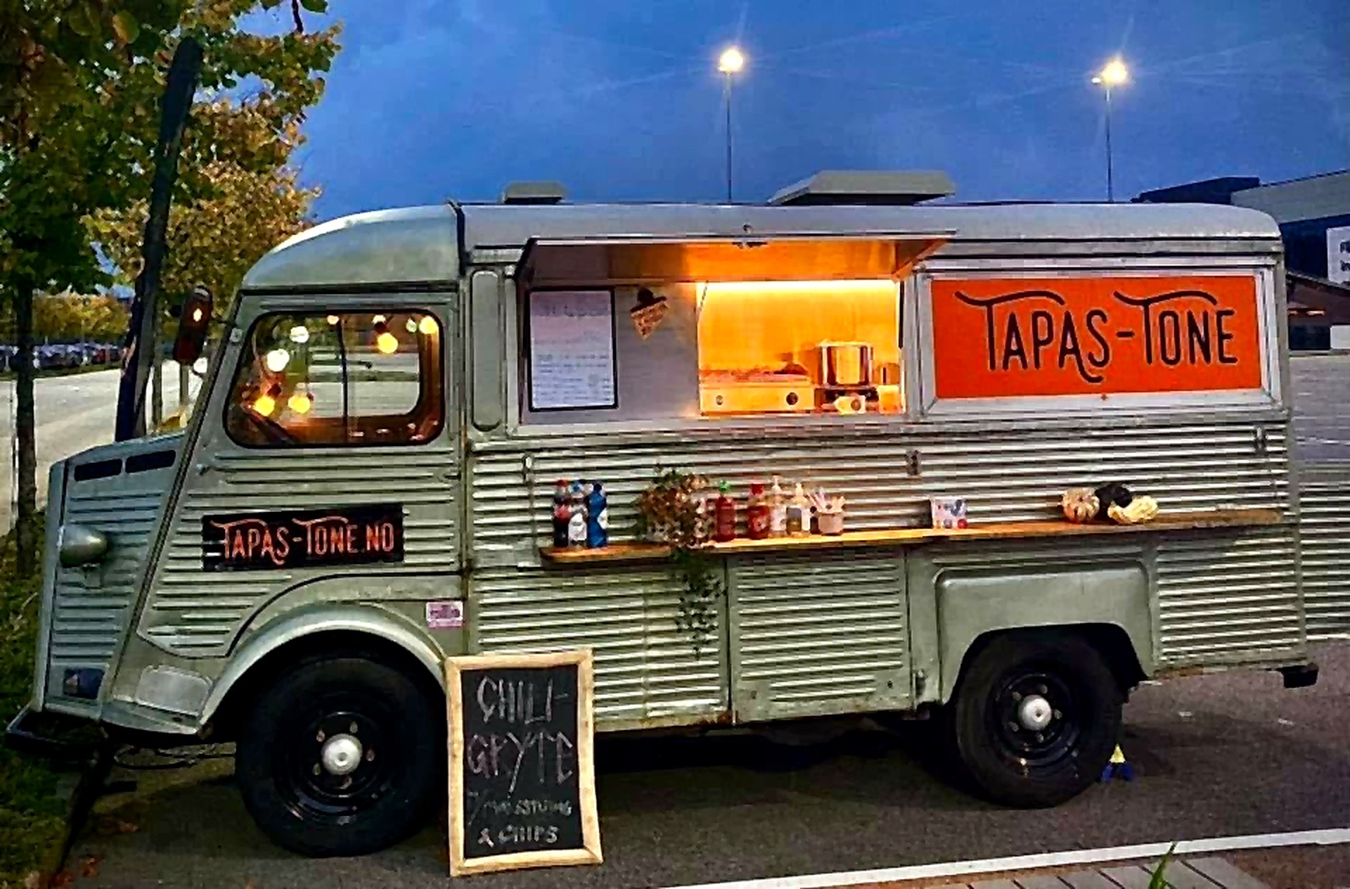 Foodtrucken til Tapas Tone i kveldslys